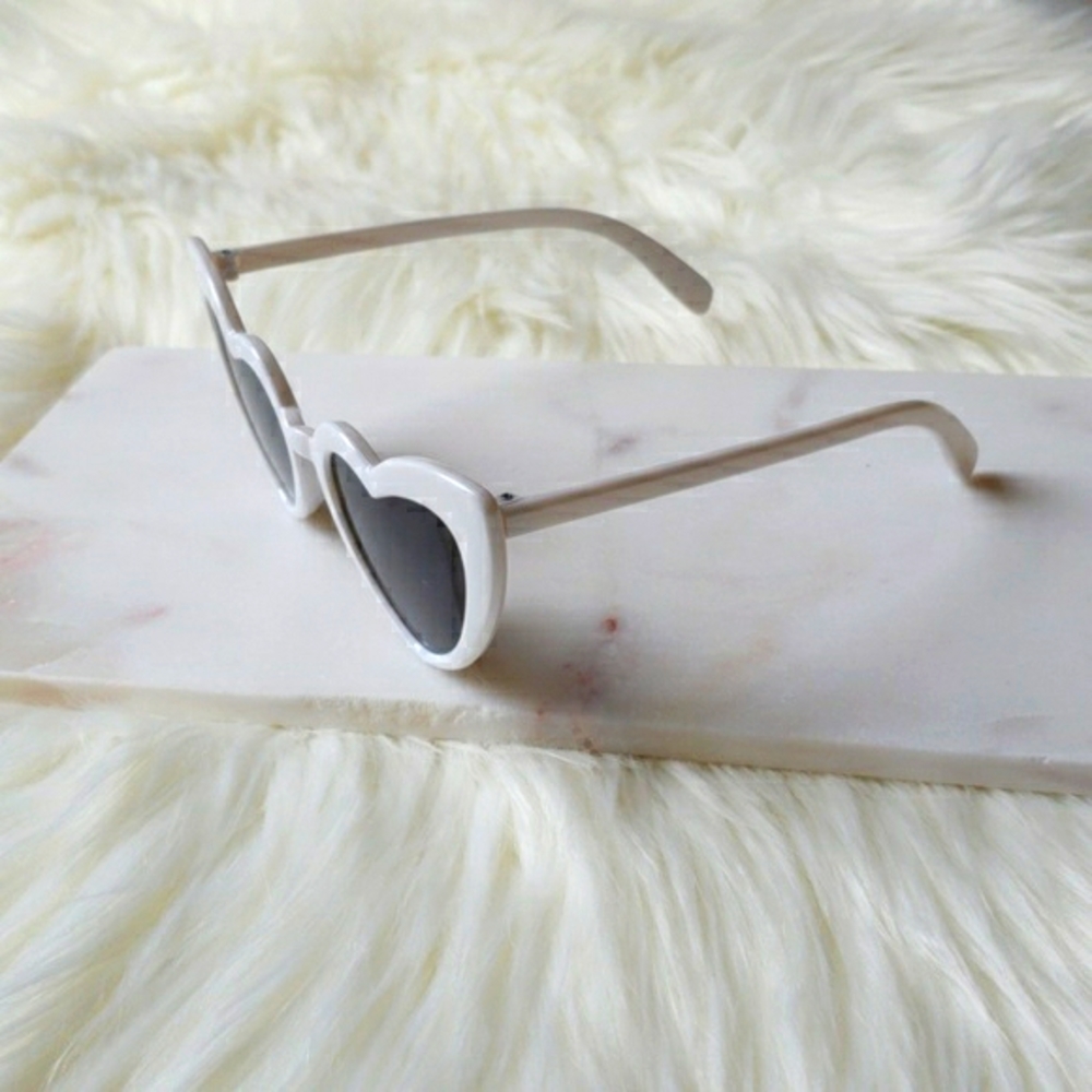 Retro White Haert Cat Eye Design Sunglasses - Picture 6 of 8